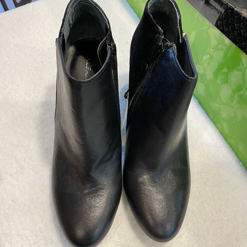 New with tags Sam Edelman Athletic Sit Fall Booties - Picture 5 of 7